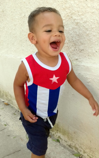 Syn w kubańskiej koszulce