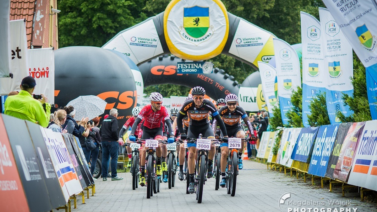 Deszcz i błoto nie zniechęciły 700 kolarzy, którzy wzięli udział w wyścigu Vienna Life Lang Team Maratony Rowerowe w Krokowej. W sobotę na leśnej trasie najmocniejsi na dystansie grand fondo (85 km) okazali się Wojciech Halejak (JBG-2) i Anna Urban (SŁT Cyklist). Dodajmy, że runda w Krokowej była zaliczana do Pucharu Polski w maratonie MTB.