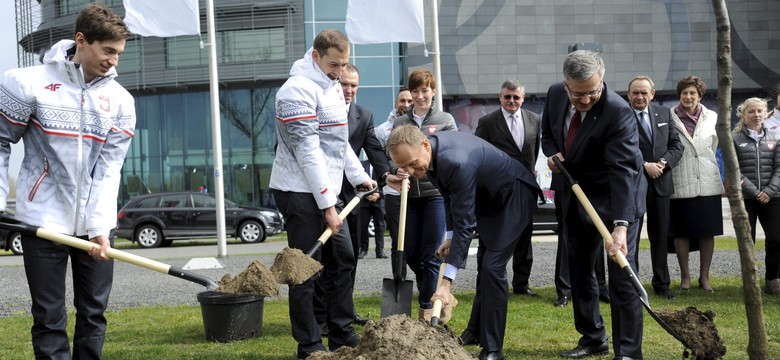 Komorowski i Tusk ze Stochem i Bródką zasadzili "Dąb Wolności". ZDJĘCIA