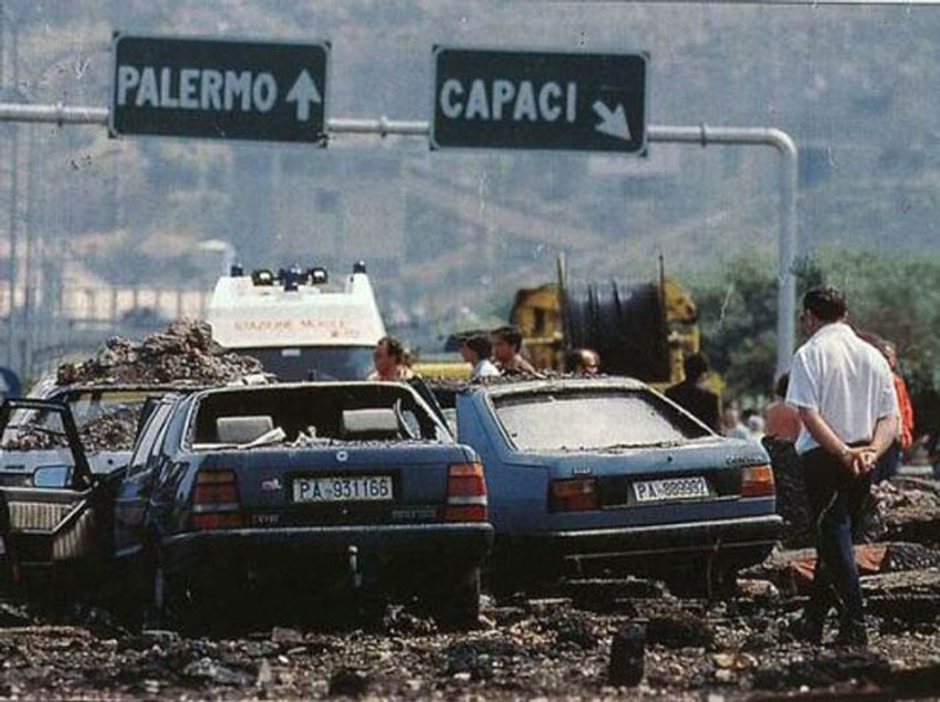 U eksploziji bombe 1992. pored sudije Falkonea, poginuli su i njegova supruga Frančeska Morviljo i trojica policajaca iz njihove pratnje