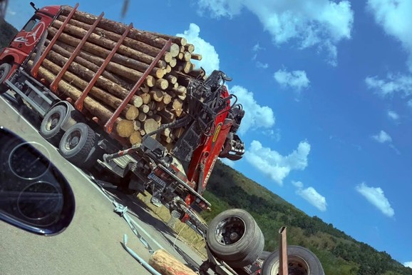 (FOTO, VIDEO) HAOS KOD POJATA! Prikolica puna balvana se PREVRNULA: Saobraćaj u ZASTOJU