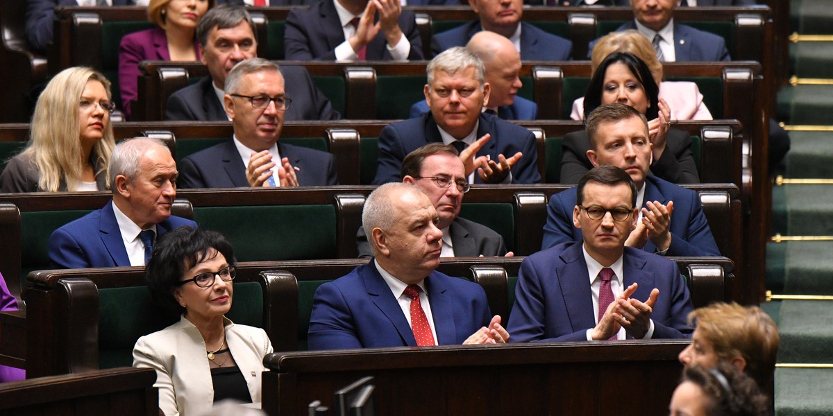 PiS jest nieugięty i mimo wcześniejszych zapowiedzi nie zdecydował się na porzucenie kontrowersyjnej propozycji zniesienia limitu 30-krotności ZUS. Projekt trafił do sejmu. Koszty dla pracodawców mogą iść w miliony złotych. Stracą także najlepiej wykwalifikowani pracownicy