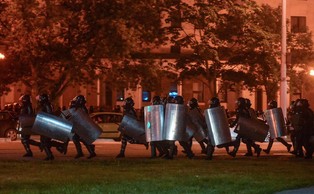 Trzecia noc protestów na Białorusi, zamieszki na osiedlach. "Jest coraz więcej agresji”