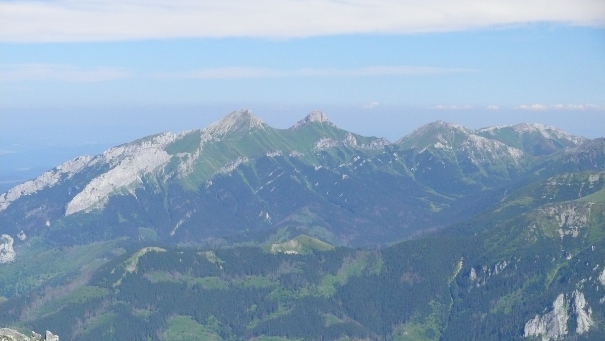 Tatry będzie można od połowy kwietnia zwiedzać z audioprzewodnikiem. Turyści ze słuchawkami na uszach będą mogli poznać ciekawostki przyrodnicze, informacje topograficzne i historie związane z ciekawymi miejscami w górach.