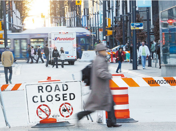 Droga zamknięta – przez najbliższe dwa tygodnie będzie to jeden z najczęściej spotykanych komunikatów w Vancouver Fot. PAP/EPA