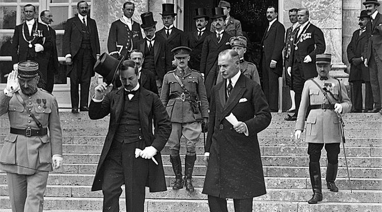 A két magyar küldött, Benárd Ágost és Drasche-Lázár Alfréd távozik Trianonból, miután aláírták a békeszerződést / Wikipedia
