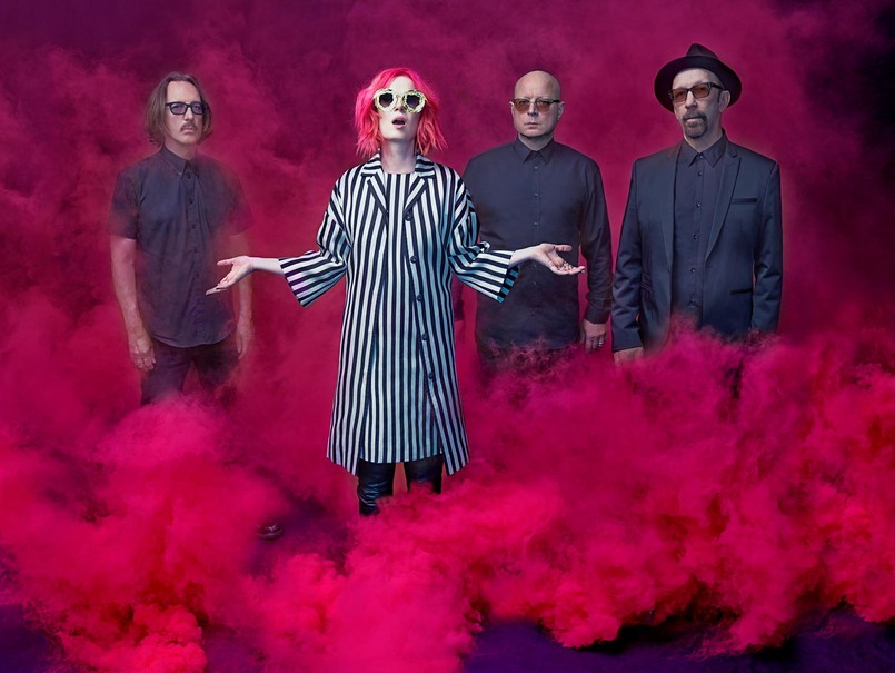 W trakcie występów na żywo w ramach "20 Years Queer Tour" formacja zaprezentuje po raz pierwszy wszystkie utwory z debiutanckiego krążka "Garbage". – Zespół Garbage powstał z wyjątkowych elementów i w nietypowych warunkach, dlatego sukces naszej pierwszej płyty był dla nas szokiem – komentuje gitarzysta, Steve Marker. – Tak samo jesteśmy zaskoczeni faktem, że po tylu latach nadal istniejemy. Z ogromnym entuzjazmem podchodzimy do zbliżającej się trasy. Duża część naszego życia została uwieczniona na debiucie. To album, który zajmuje szczególne miejsce w sercach naszych fanów, dzięki którym istniejemy tak długo. Nie możemy się doczekać. Ta trasa będzie jak jedna wielka eksplozja.