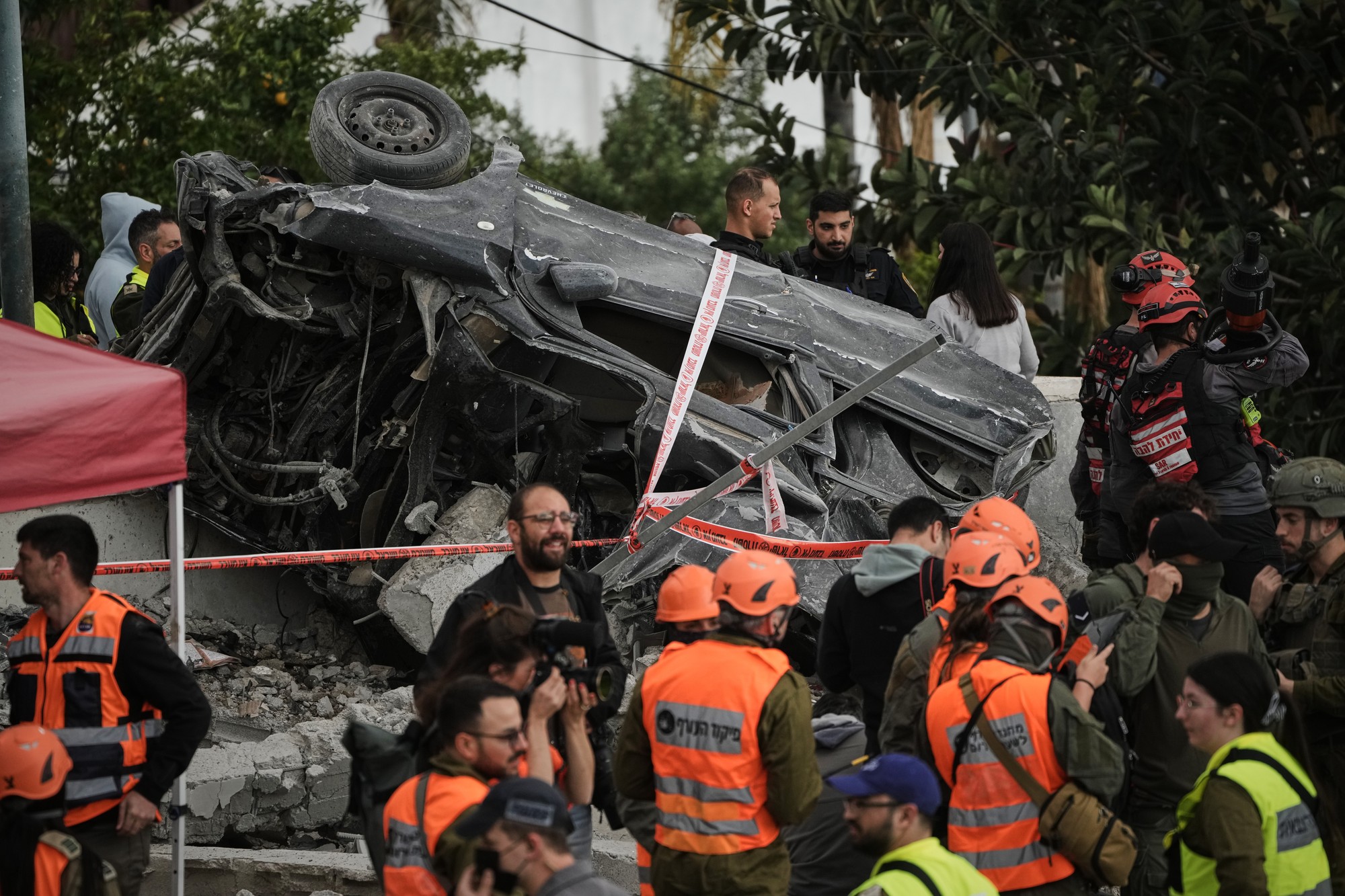 Izraelskí záchranári a vojenský personál zasahujú v meste Beit Shemesh pro iránskom raketovom útoku.