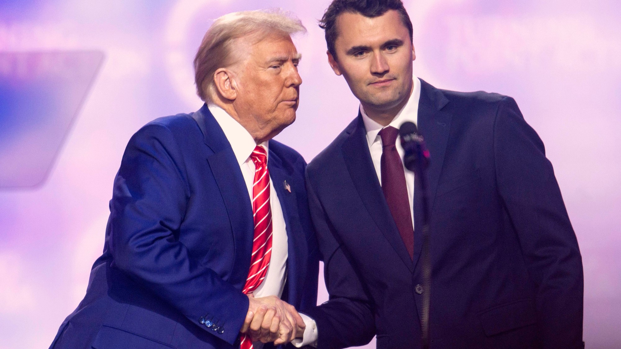 Charlie Kirk počas vystúpenia s Donaldom Trumpom v decembri minulého roka.