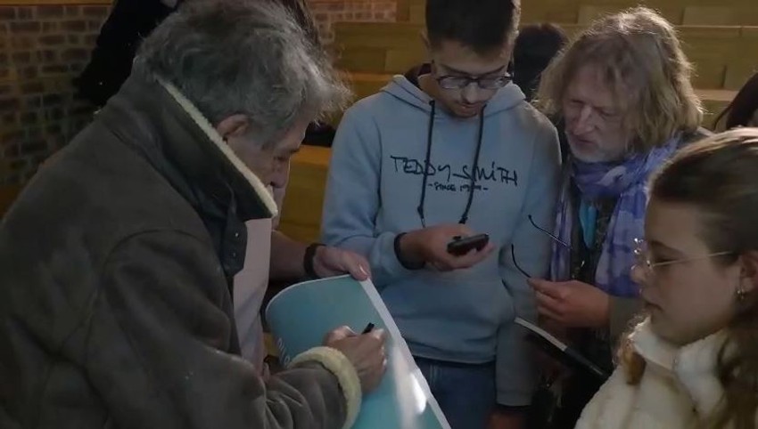 Miki Manojlović deli autograme na festivalu