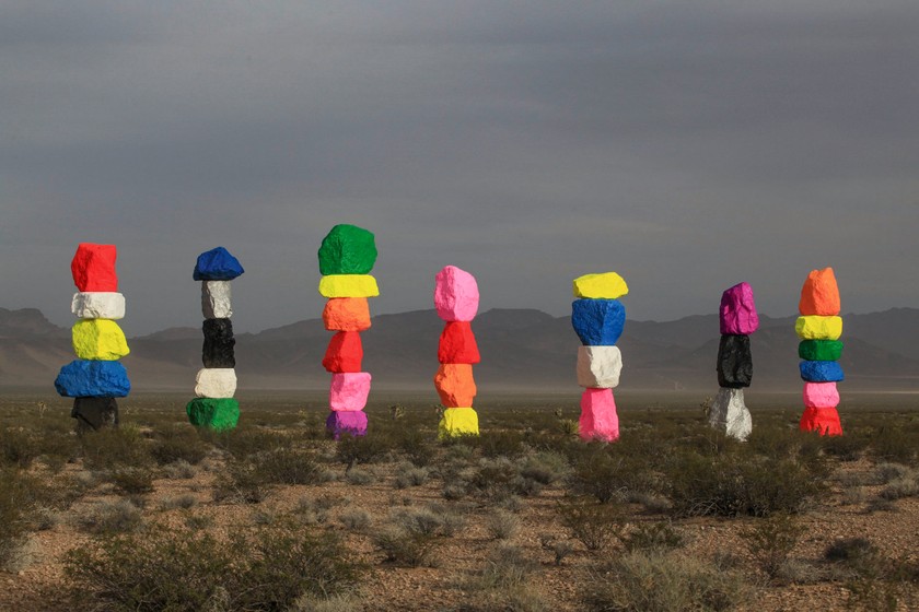 Monumental: Zu Rondinones Felsinstallation «Seven Magic Mountains» in der Wüste von Nevada pilgern jährlich rund eine Million Besucher.