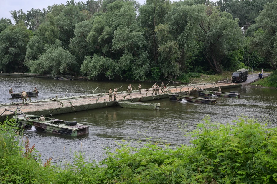  Pripadnici pontonirskih jedinica Vojske Srbije postavili su pontonski most preko Velike Morave