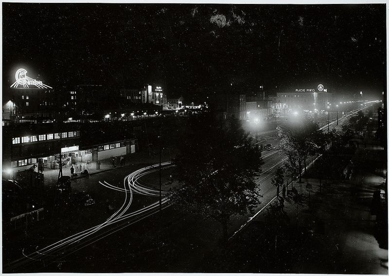 Warszawa. Aleje Jerozolimskie, nocą (na wysokości Dworca Głównego). Fotografia z wystawy "Warszawa wczoraj, dziś, jutro", Muzeum Narodowe w Warszawie (13 X 1938-30 IV 1939)