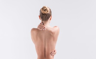 #metoo nie zmieniło polskiej reklamy. Wciąż biuściaste modelki sprzedają silikon przy drogach