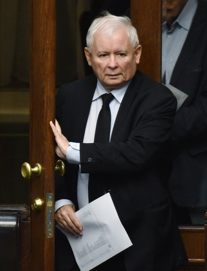 Spór Jarosława Kaczyńskiego z Radosławem Sikorskim zakończony. Prezes PiS wpłacił sporą sumę pieniędzy na Siły Zbrojne Ukrainy