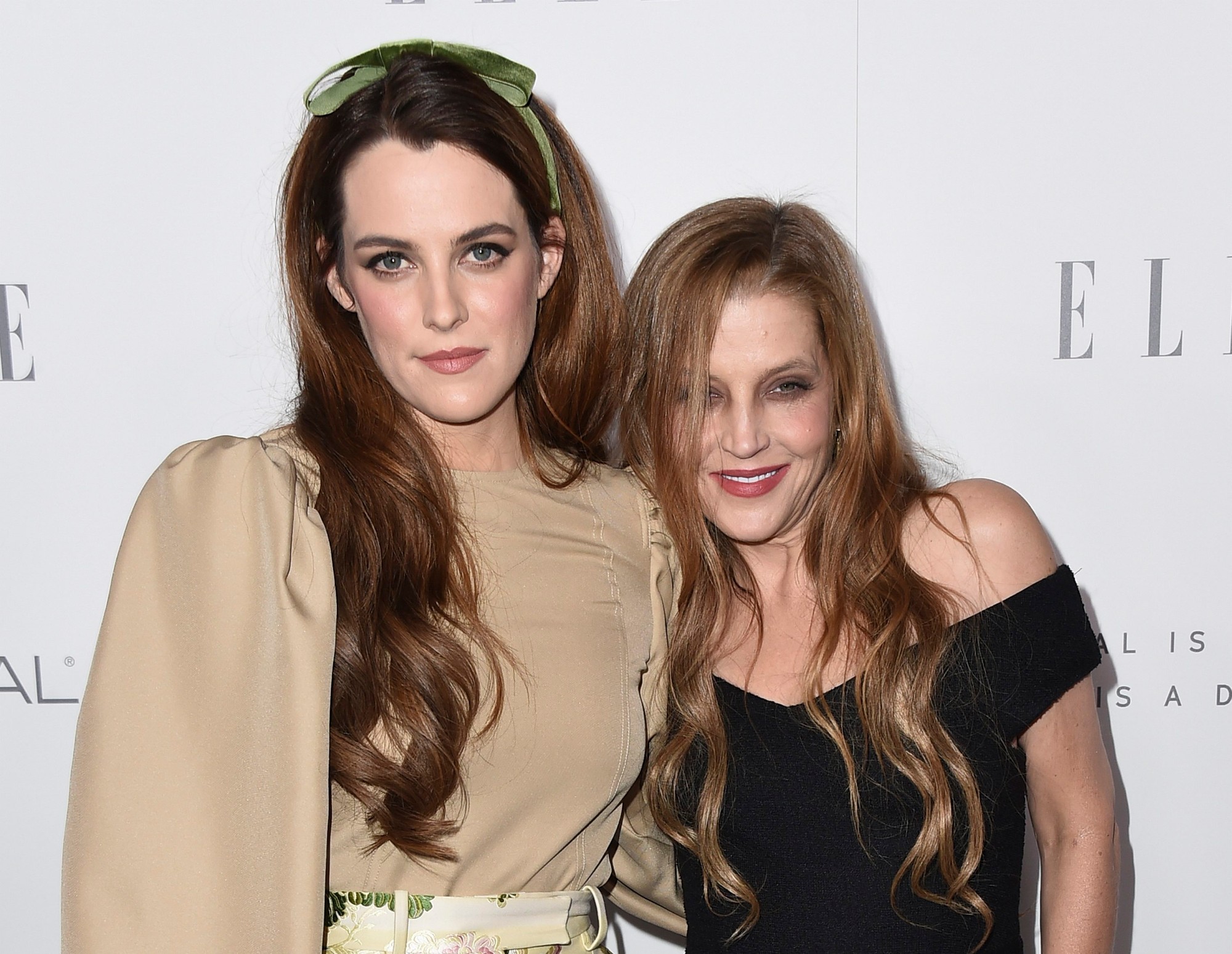 Americká speváčka Lisa Marie Presley s dcérou Riley Keough (vľavo).