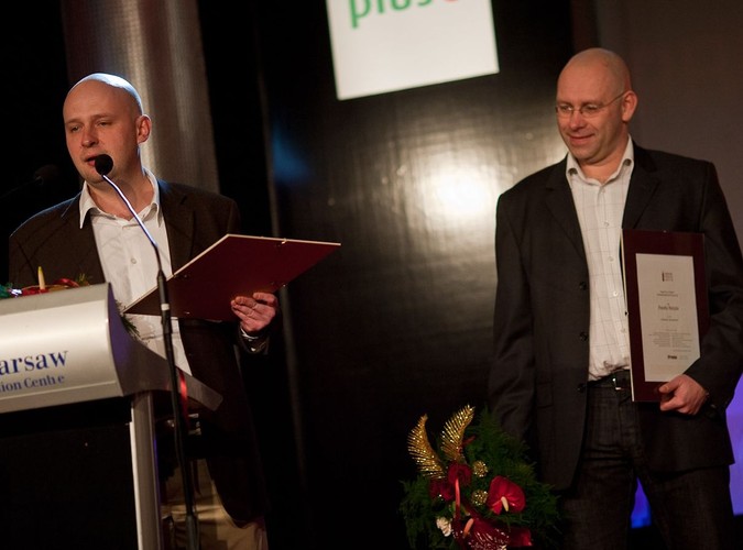 W kategorii Dziennikarstwo śledcze zwyciężył cykl 'Dziewięć i pół sekundy' Michała Majewskiego i Pawła Reszki ('Tygodnik Powszechny', 'Rzeczpospolita', 'Rzeczpospolita - Plus Minus'), opisujący kolejne wątki związane z wyjaśnianiem katastrofy smoleńskiej. Autorzy na bieżąco ustalali i analizowali poszczególne przyczyny tragedii, próbując dojść prawdy, kto zawinił