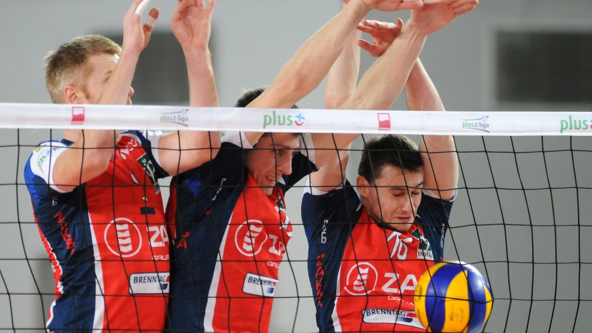 Siatkarze ZAKSA Kędzierzyn-Koźle bez żadnych problemów pokonali hiszpański CAI Teruel 3:0 (25:14, 26:24, 25:15) w meczu 5. kolejki grupy C Ligi Mistrzów. Zwycięstwo było tym cenniejsze, że pozwoliło wicemistrzom Polski na awans do drugiej rundy rozgrywek.