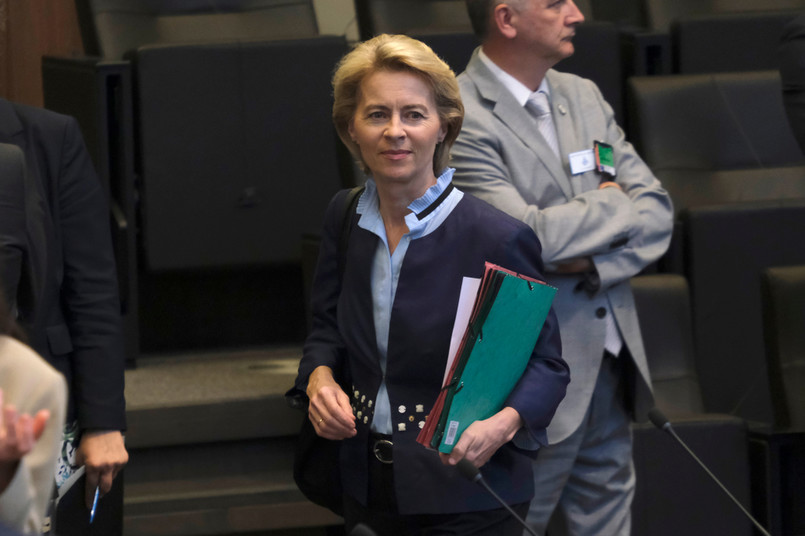 Przyszła przewodnicząca Komisji Europejskiej Ursula von der Leyen zaapelowała w czwartek do europarlamentu o przyspieszenie procesu powołania jej KE. Wcześniej europosłowie komisji przemysłu i rynku wewnętrznego odrzucili kandydaturę Francuzki Sylvie Goulard.