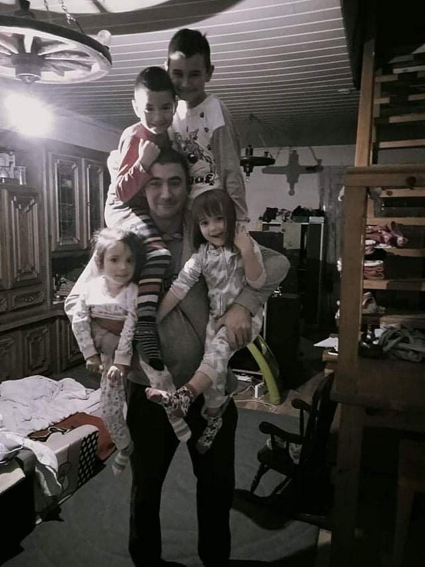 Samohrani otac četvoro dece Nenad Mikulić