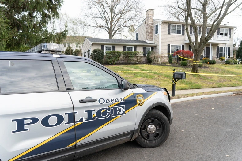 Policija ispred Kitove kuće