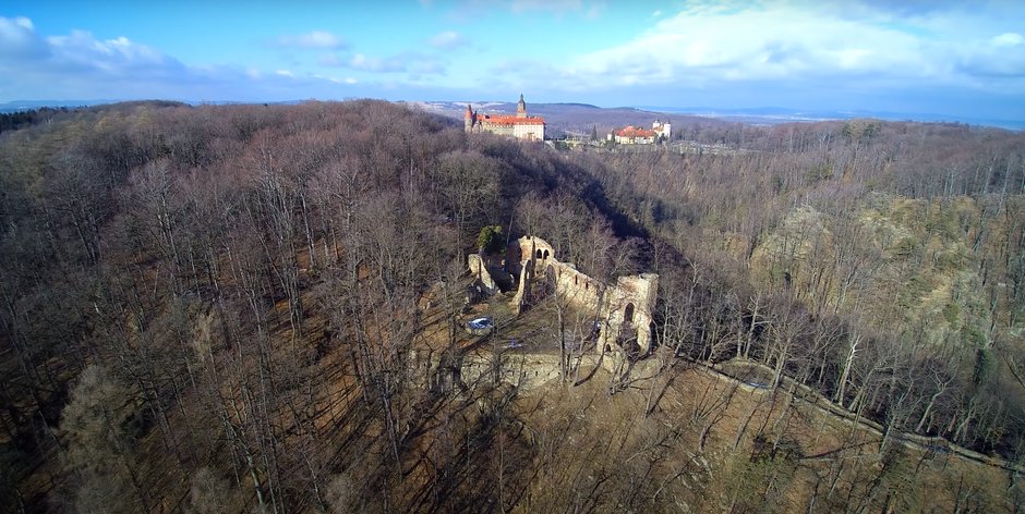 Ścieżka Hochbergów łączy ruiny Starego Książa z Zamkiem Książ