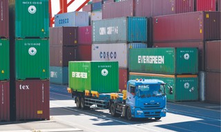 Saldo handlowe Polski na coraz większym minusie. Jedną z przyczyn umocnienie złotego