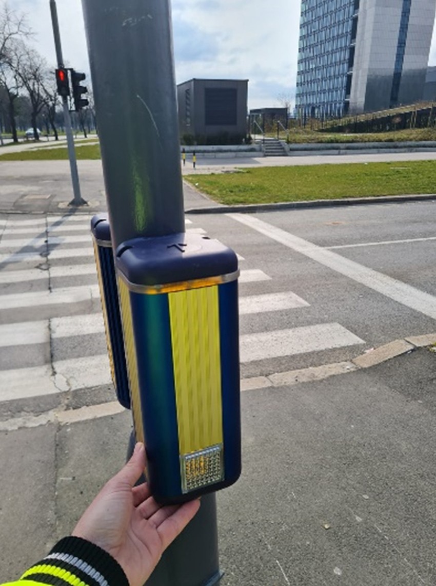 Taster za menitovanje zvuka za slabovide nalazi se sa donje strane uređaja