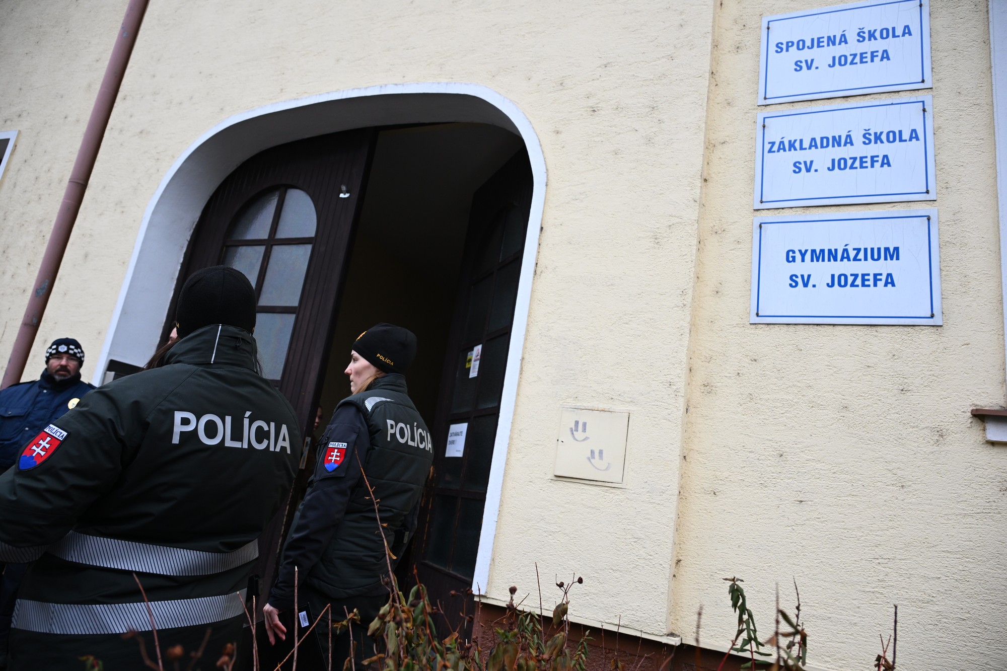 V škole v Novom Meste nad Váhom sa strieľalo.