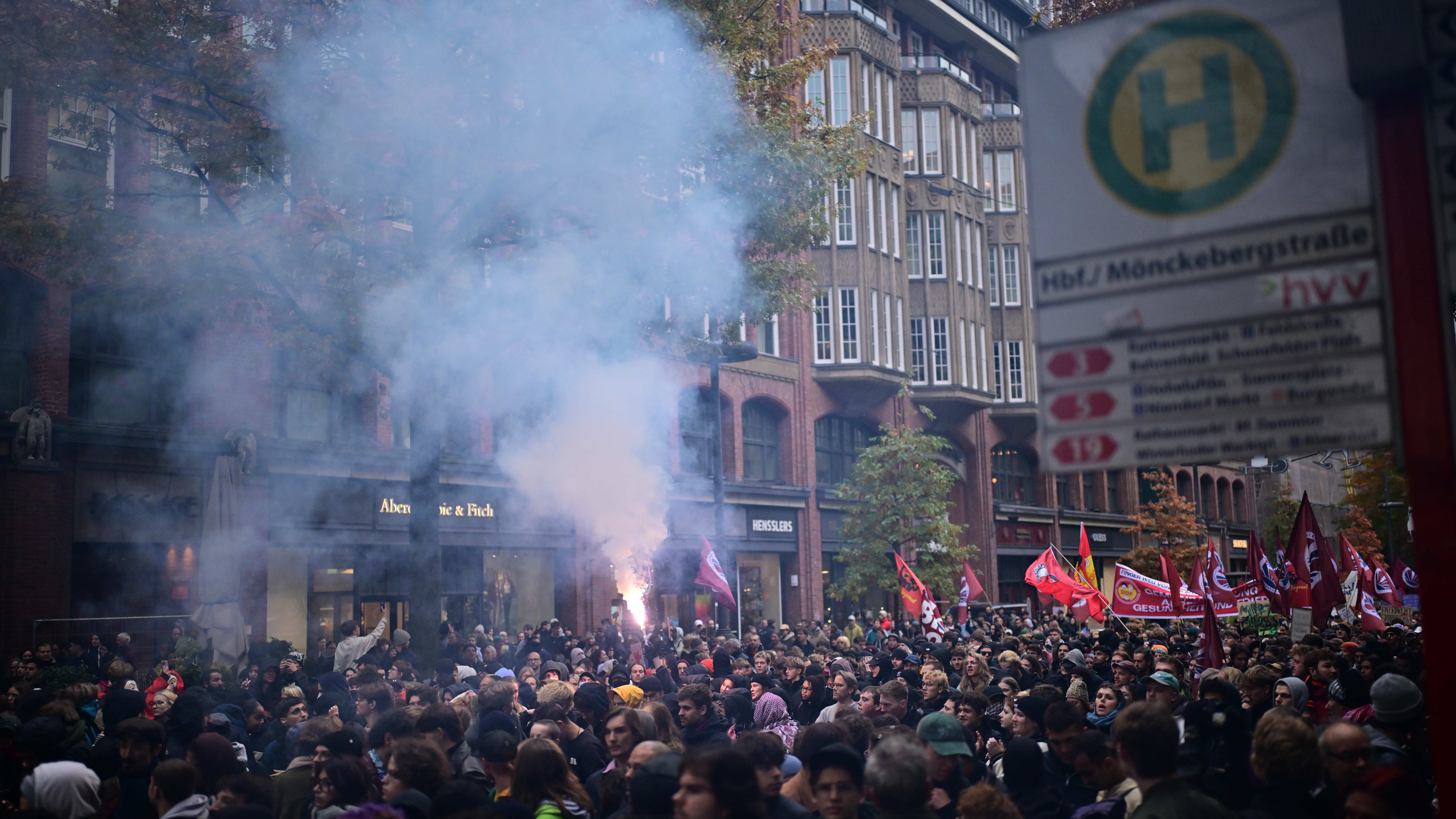 Imagine Stire Proteste devenite violente în mai multe orașe din Germania, după ce 120.000 de tineri au ieșit în stradă | 2review.ro