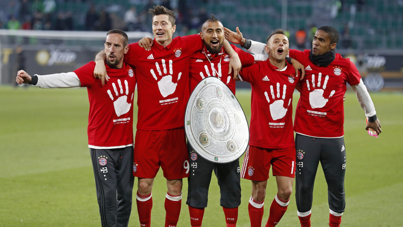 W sobotę Bayern Monachium pokonał VfL Wolfsburg 6:0 i wywalczył mistrzostwo kraju. Robert Lewandowski pokazał fanom, jak w szatni cieszył się z kolegami z triumfu.