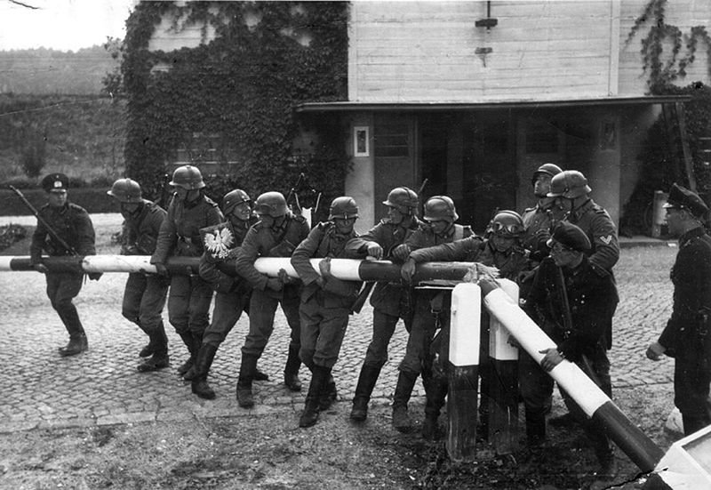 Wehrmacht przekracza granicę Polski – łamanie szlabanu granicznego w Sopocie 1 września 1939 r.