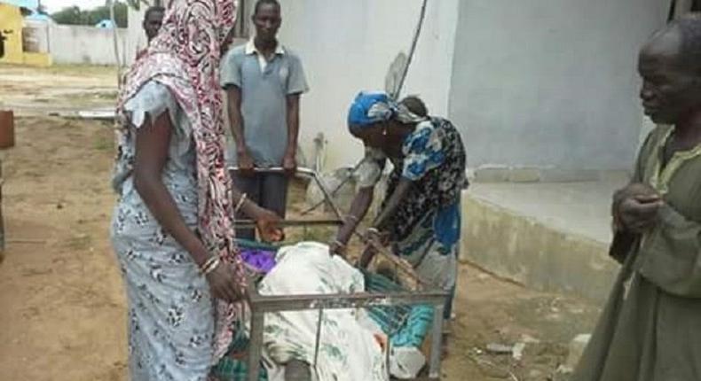 The corpse being transported in a wheelbarrow