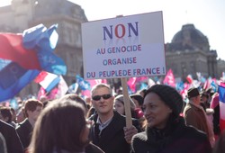 Protesty na ulicach Paryża. Pół miliona ludzi przeciw Hollande'owi