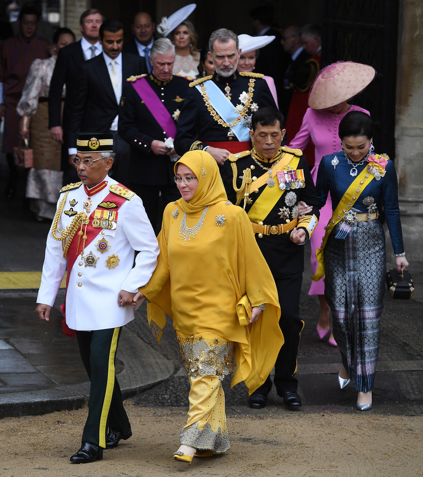 Koronacja Karola III. Król Malezji Abdullah Sultan Ahmad Shah i królowa małżonkaTunku Azizah Aminah Maimunah Iskandariah