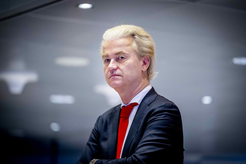 Geert Wilders, lider Partii Wolności (PVV), podczas spotkania w Izbie Reprezentantów w Hadze, Holandia, 24 listopada 2023 r.