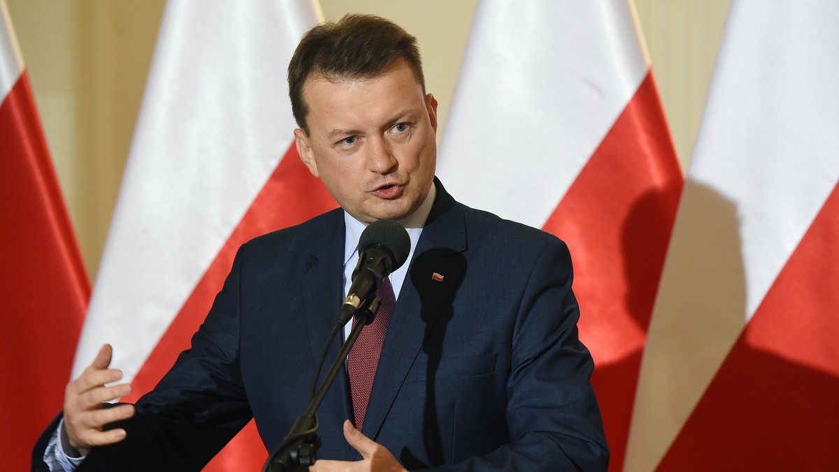 Posłowie Paweł Olszewski i Michał Stasiński z PO wystąpili dziś do szefa MSWiA Mariusza Błaszczaka w sprawie rzekomego pobicia zatrzymanego w komisariacie Bydgoszcz-Fordon. Mężczyzna twierdzi, że został poturbowany, a według policjantów sam się okaleczył.