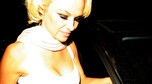 Pamela Anderson cała w bieli i w bardzo krótkich szortach