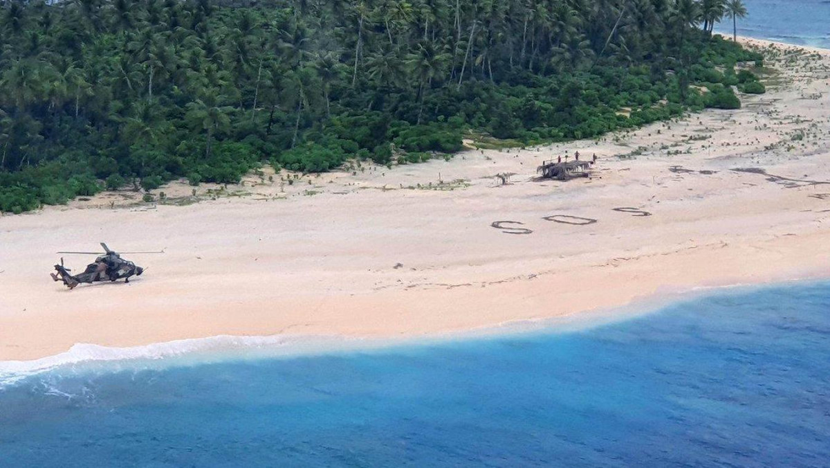 Trzej mężczyźni zostali uratowani w niedzielę przez armię australijską. Napis SOS na plaży pomógł ratownikom znaleźć ich na środku Oceanu Spokojnego.