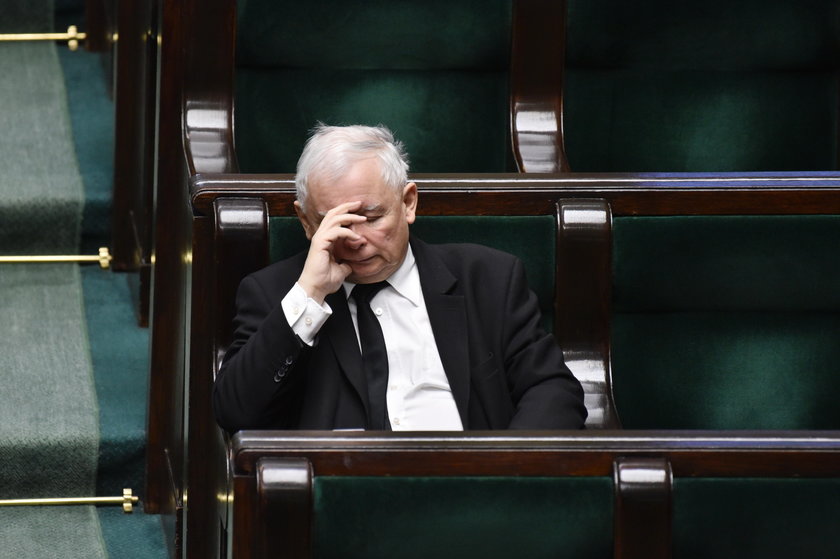 Jarosław Kaczyński, prezes PiS przyszedł do Sejmu bez rękawiczek