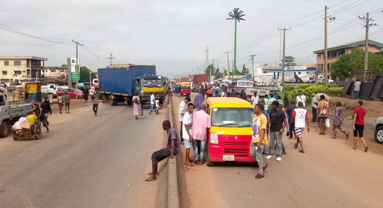 Edo residents protest deplorable state of Benin-Agbor road [NAN]