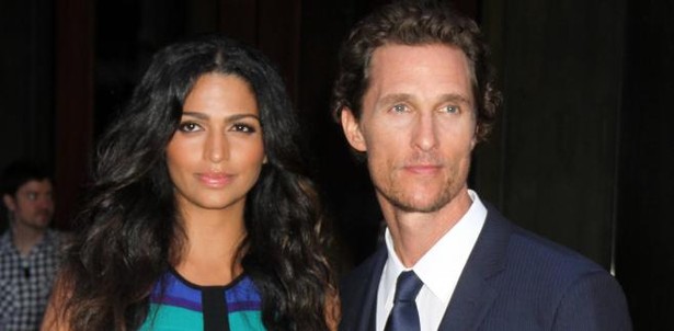 Matthew McConaughey podarował swej ukochanej Camili Alves deskę surfingową o wartości 2,5 tysięcy dolarów.