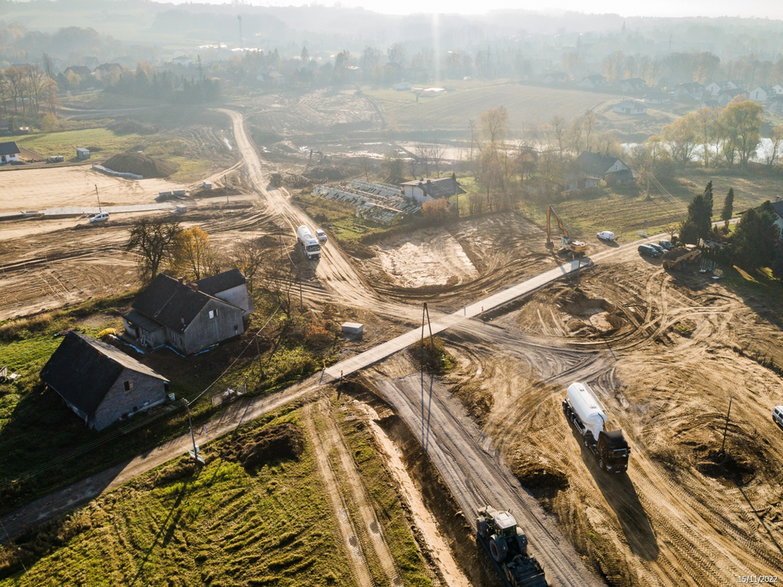 Budowa drogi ekspresowej S-1 - odcinek Dankowice - węzeł Suchy Potok - zdjęcia z drona - 15.11.2022 - autor: GDDKiA