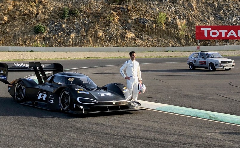 Volkswagen I.D. R Pikes Peak i Romain Dumas. W tle Golf Bi-Motor