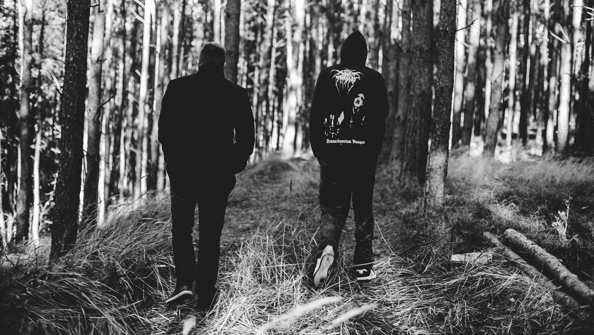 Zeszłoroczna sensacja i jeden z najbardziej kontrowersyjnych debiutantów ostatnich lat na polskiej scenie black metal, zespół Srogość, powraca z wyjątkowym wydawnictwem. Nosi tytuł "Umbra Mortis / Nicość". Album to trzy premierowe kompozycje oraz niepublikowany nigdy na CD materiał demo "Nicość rozścierwiona od padołów aż do wyżyn". Całość zapowiada nadchodzącą w 2017 roku drugą płytę projektu.