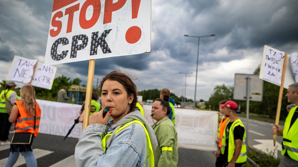 10.06.2022 Mikołów. Mieszkańcy gminy podczas blokady drogi DK 81 w proteście przeciw budowie Centralnego Portu Komunikacyjnego i kolei dużych prędkości. Fot. Grzegorz Celejewski / Agencja Wyborcza.pl