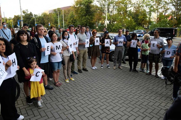 Manifestacja przed komendą policji we Wrocławiu