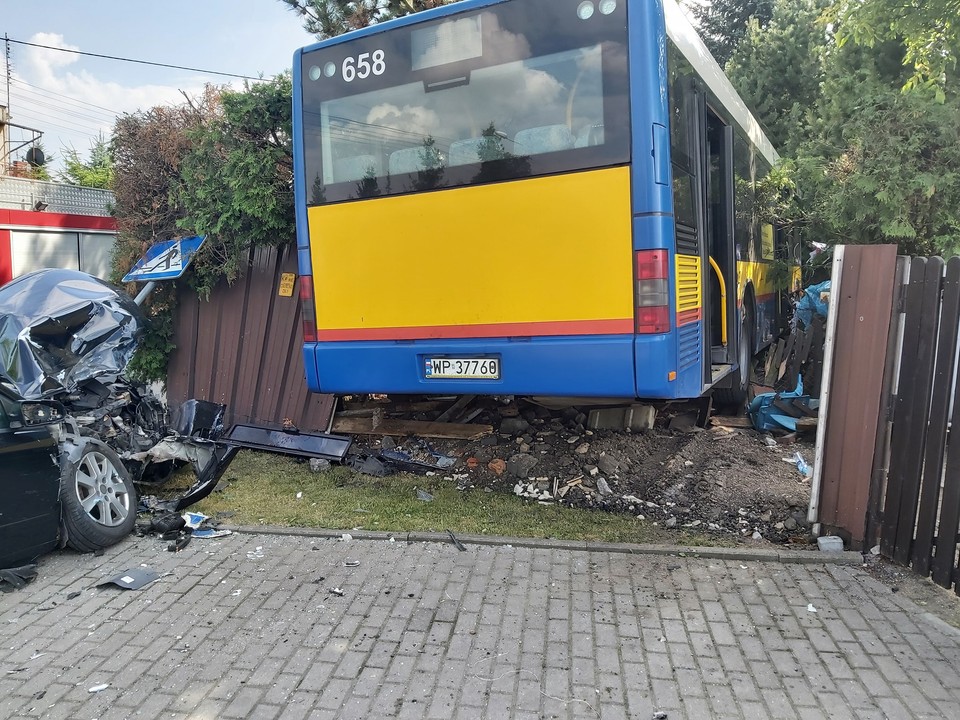 Nowe Gulczewo, lipiec 2021 r. Autobus wjechał na teren posesji. 11 osób poszkodowanych