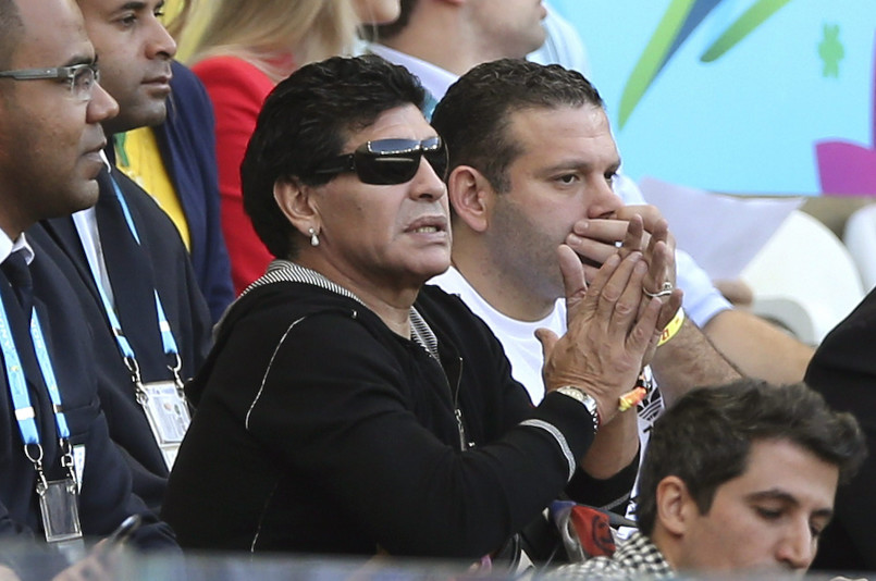 Diego Maradona męczył się oglądając mecz swoich rodaków z Iranem. ZDJĘCIA