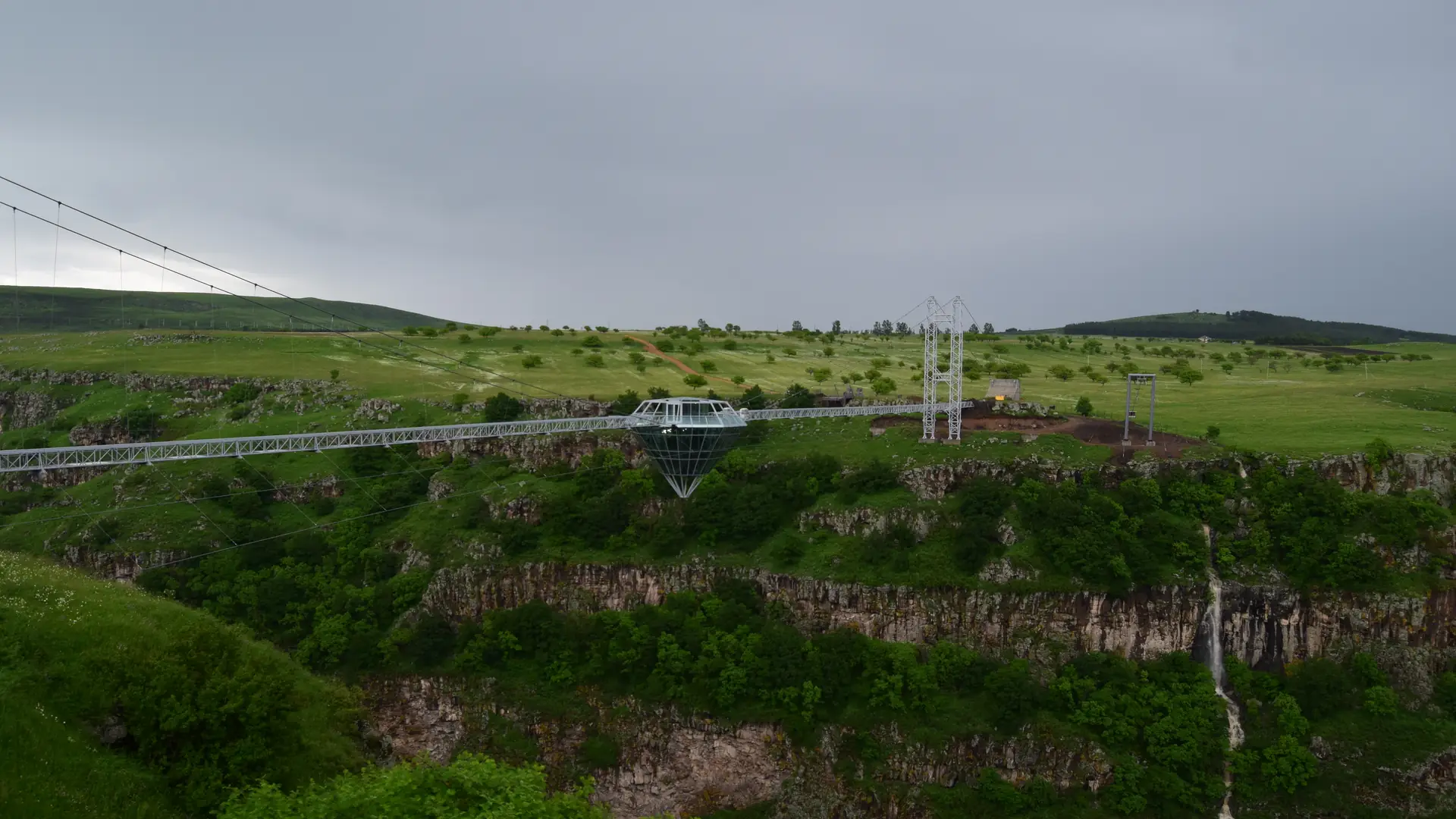 Przeszklony bar 280 m nad ziemią. Dookoła wodospady i jaskinie [wideo]